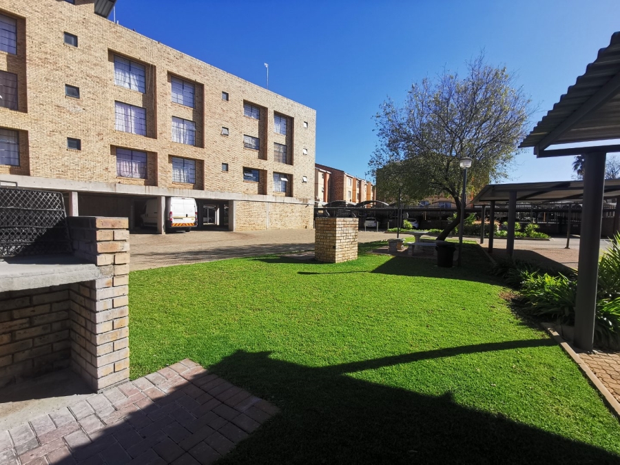 To Let 1 Bedroom Property for Rent in Kannoniers Park North West